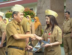 Pj. Bupati Madiun Serahkan Ratusan SK Kenaikan Pangkat Pegawai ASN