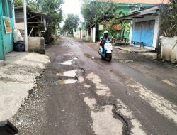 Jalan Rusak di Desa Gemurung – Tebel Dikeluhkan Warga, Gus Muhdlor Pastikan Dibeton Tahun Ini