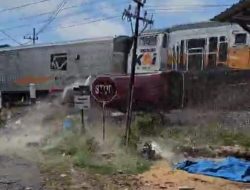 Mobil Cerry Dihantam Kereta Api, Penumpang Lolos Dari Maut