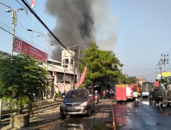 Ludes” Pasar Raya Krian Dilalap Si Jago Merah
