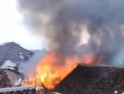 Diduga Konsleting Listrik, Satu Rumah Ludes Terbakar