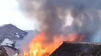 Diduga Konsleting Listrik, Satu Rumah Ludes Terbakar