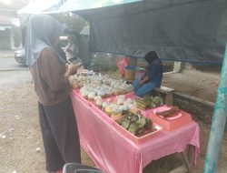Pasar Takjil Desa Tumpang Diserbu Pembeli