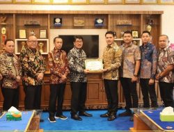 Pemkab Lampura Terima Penghargaan dari KPU Lampung Utara