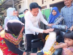 Bupati Sidoarjo H. Subandi Mengunjungi Tiga Desa Untuk Menyalurkan Bantuan Kursi Roda