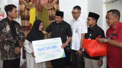 Bupati Subandi Menyerahkan Bantuan BPJS Kepada Kedua Almarhum, Jumali dan Mujiyono