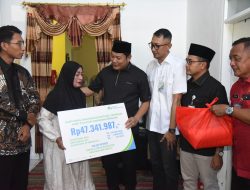 Bupati Subandi Menyerahkan Bantuan BPJS Kepada Kedua Almarhum, Jumali dan Mujiyono