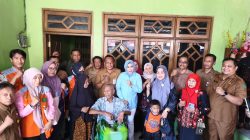 Wabup Sidoarjo Hj. Mimik Idayana Menyerahkan Bantuan Kursi Roda Langsung ke Warga