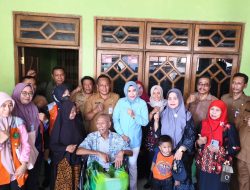 Wabup Sidoarjo Hj. Mimik Idayana Menyerahkan Bantuan Kursi Roda Langsung ke Warga