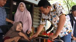 Bupati Sidoarjo Keliling Desa Menyalurkan Bantuan Kursi Roda