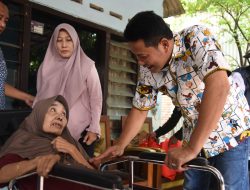 Bupati Sidoarjo Keliling Desa Menyalurkan Bantuan Kursi Roda