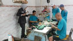 Wabup Kunjungi Galeri UMKM Givari Produk Sepatu Kulit di Ponokawan, Kecamatan Krian