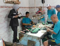 Wabup Kunjungi Galeri UMKM Givari Produk Sepatu Kulit di Ponokawan, Kecamatan Krian