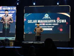 Bupati Sidoarjo Subandi Mengajak Orang Tua Dan Guru Mengawasi Anak di Era Digital
