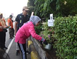 Istri Bupati Sidoarjo dr. Sriatun Menghiasi Jalan Fly Over Dengan Bunga