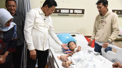 Bupati Sidoarjo Subandi, Pastikan Perawatan Intensif M. Izzan di RSUD R.T. Notopuro Sampai Sembuh