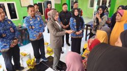 Ketua TP PKK Sidoarjo Sriatun Subandi Salurkan Bantuan Pangan di Tiga Desa Kecamatan Gedangan,