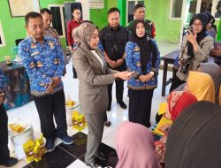 Ketua TP PKK Sidoarjo Sriatun Subandi Salurkan Bantuan Pangan di Tiga Desa Kecamatan Gedangan,