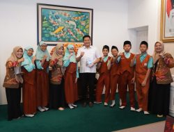 Bupati Sidoarjo Subandi Diberi Amanah Sebuah Buku Berjudul, Suara dari Masa Depan, Karya Alumni MI NU KH Mukmin