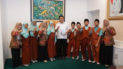 Bupati Sidoarjo Subandi Diberi Amanah Sebuah Buku Berjudul, Suara dari Masa Depan, Karya Alumni MI NU KH Mukmin
