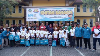 Sebanyak105 Anak, Khitan Masal di Desa Sedenganmijen Dihadiri Wabup Mimik Idayana