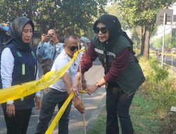 Wabup Mimik Idayana Mengajak Warga danPKL Menanam 644 Pucuk Merah Jaga Kebersihan Lingkungan