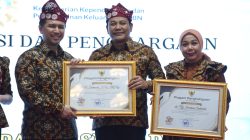 Bupati dan Ketua TP-PKK Terima Penghargaan Dari Menteri Kependudukan dan Pembangunan Keluarga RI