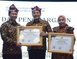 Bupati dan Ketua TP-PKK Terima Penghargaan Dari Menteri Kependudukan dan Pembangunan Keluarga RI