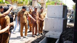 Sidak Betonisasi Jalan Tambak Cemandi, Bupati Subandi Tekankan Pentingnya Percepatan sekaligus Kualitas Hasil Pembangunan