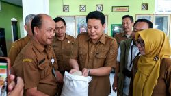 Salurkan Bantuan Pangan Alokasi Juli-September di Sedati, Bupati Subandi Pastikan Kualitas Beras dan Ketepatan Sasaran