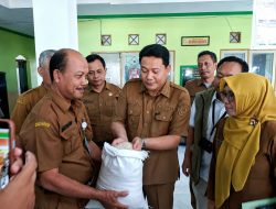 Salurkan Bantuan Pangan Alokasi Juli-September di Sedati, Bupati Subandi Pastikan Kualitas Beras dan Ketepatan Sasaran