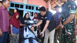 Bupati Subandi Berikan Bantuan Kursi Roda untuk Anak Difabel,Orang Tuanya Senang