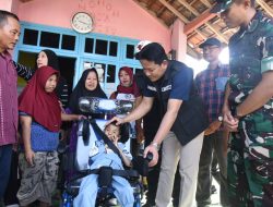 Bupati Subandi Berikan Bantuan Kursi Roda untuk Anak Difabel,Orang Tuanya Senang