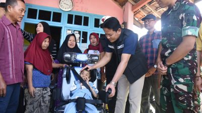 Bupati Subandi Berikan Bantuan Kursi Roda untuk Anak Difabel,Orang Tuanya Senang