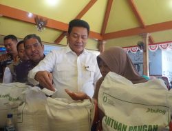 Kawal Penyaluran Bantuan Beras di Jabon, Bupati Subandi Pastikan Tepat Sasaran dan Layak konsumsi