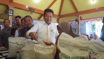 Kawal Penyaluran Bantuan Beras di Jabon, Bupati Subandi Pastikan Tepat Sasaran dan Layak konsumsi