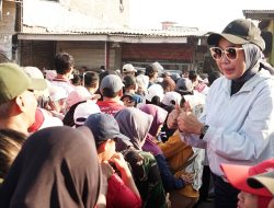 Ketua TP-PKK Sidoarjo Sriatun Subandi Berbaur dengan Ribuan Peserta Jalan Sehat