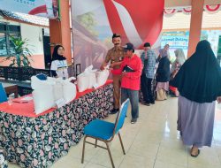 402 Warga Barengkrajan Kecamatan Krian Dapat Bantuan Beras Dari Bulog 30 kg Per Warga