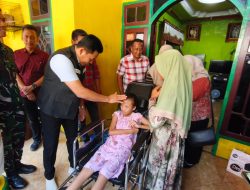 Bupati Subandi Salurkan Bantuan Kursi Roda dan Renovasi RTLH diKrembung-Prambon