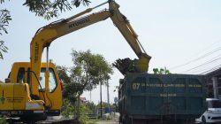Antisipasi Banjir, Bupati Subandi Kerahkan 5 Alat Berat untuk NormalisasiSungai di Tanggulangin dan Candi