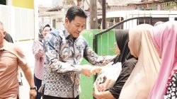 Bupati Subandi Hadir Langsung, Berikan Bantuan Kursi Roda bagi Warga Kecamatan Sidoarjo