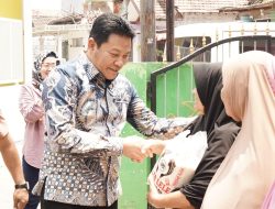 Bupati Subandi Hadir Langsung, Berikan Bantuan Kursi Roda bagi Warga Kecamatan Sidoarjo