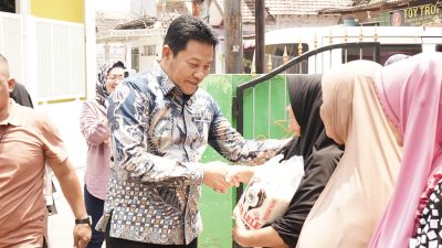 Bupati Subandi Hadir Langsung, Berikan Bantuan Kursi Roda bagi Warga Kecamatan Sidoarjo