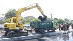 Pemkab Sidoarjo Kerahkan 8 Ekskavator untuk Normalisasi Sungaidi Tanggulangin dan Candi