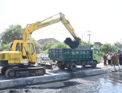 Pemkab Sidoarjo Kerahkan 8 Ekskavator untuk Normalisasi Sungaidi Tanggulangin dan Candi