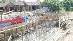 Sidak Proyek Jembatan Candinegoro yang Terlambat, Wabup Mimik IdayanaTemukan Deviasi 28 Persen
