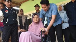 Blusukan ke Jabon, Bupati Subandi Serahkan Bantuan Empat Kursi Roda dan Benahi Dua Rumah