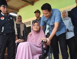 Blusukan ke Jabon, Bupati Subandi Serahkan Bantuan Empat Kursi Roda dan Benahi Dua Rumah