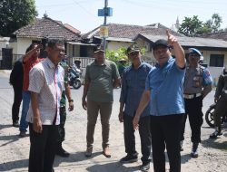 Bupati Subandi Minta Dinas PUBMSDA Lebarkan Persimpangan Jalan Depan Polsek Jabon
