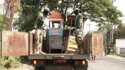 Alikan Fungsi Jalan, Satpol PP Sidoarjo Lanjutkan Penertiban Bangunan Liar di Frontage Road Waru